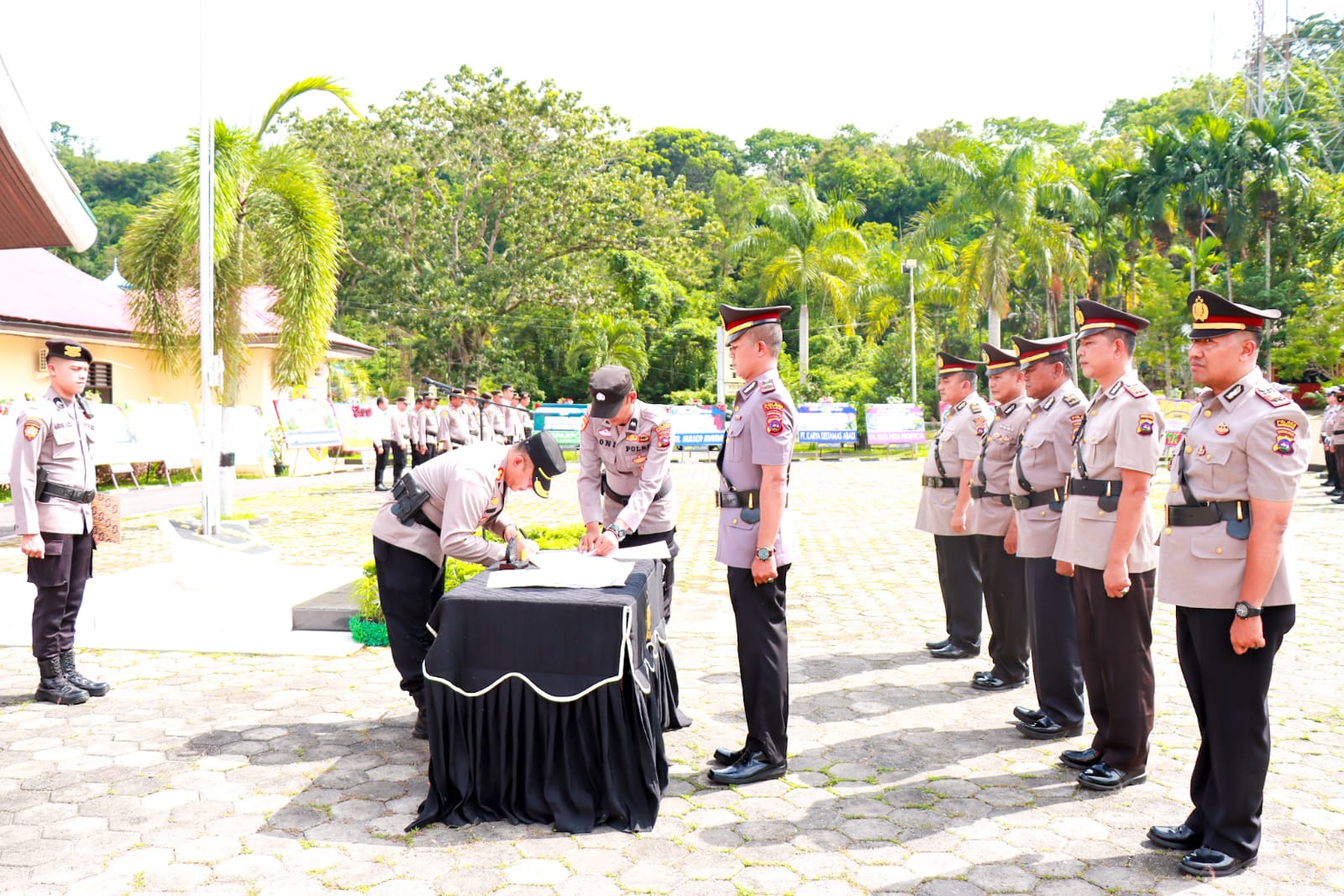 Kapolres Sawahlunto AKBP Purwanto Hari Subekti, S.Sos memimpin pelaksanaan sertijab Kabag SDM dan tiga di Mapolres setempat